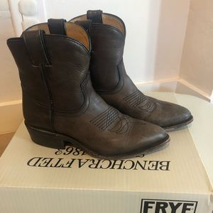 Frye Billy Short Cowboy Boot - size 8 M in Smoke Brown